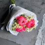 Букет из коралловых пионов и ромашек фото 4