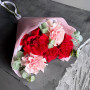 Букет из 5 красных и розовых французских роз с эвкалиптом — вид 4